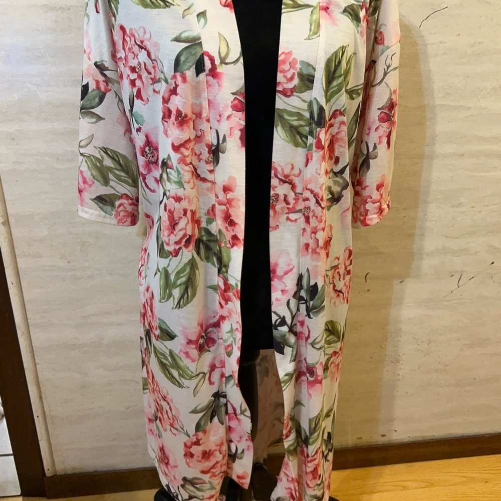 Show Me Your Mumu floral robe in the
"Garden of Blooms" print.